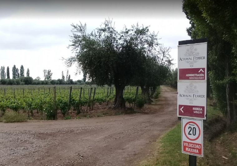 El ingreso a la bodega Achaval Ferrer en Luján. Foto: Captura Google.