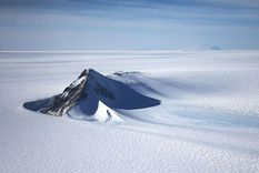 Hasta ahora, mucho de lo que yacía bajo la superficie helada de la Antártida había sido un misterio. Hasta ahora, mucho de lo que yacía bajo la superficie helada de la Antártida había sido un misterio.