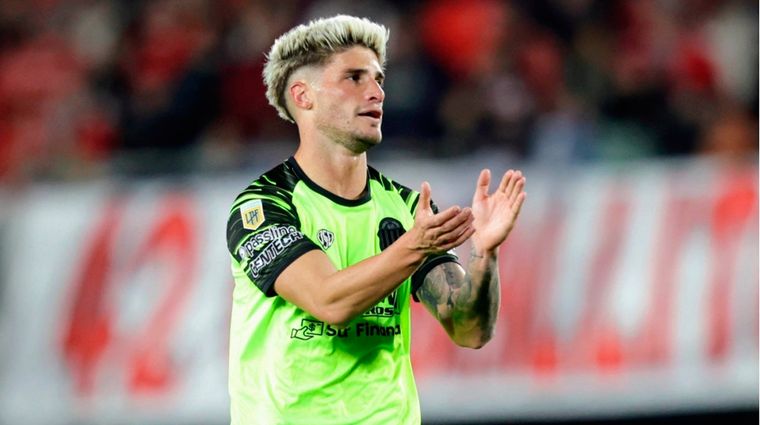 Rodrigo Insúa no pudo contener su furia y rompió un vidrio en el entretiempo del partido entre Barracas Central y Temperley. Foto: Transfermarkt