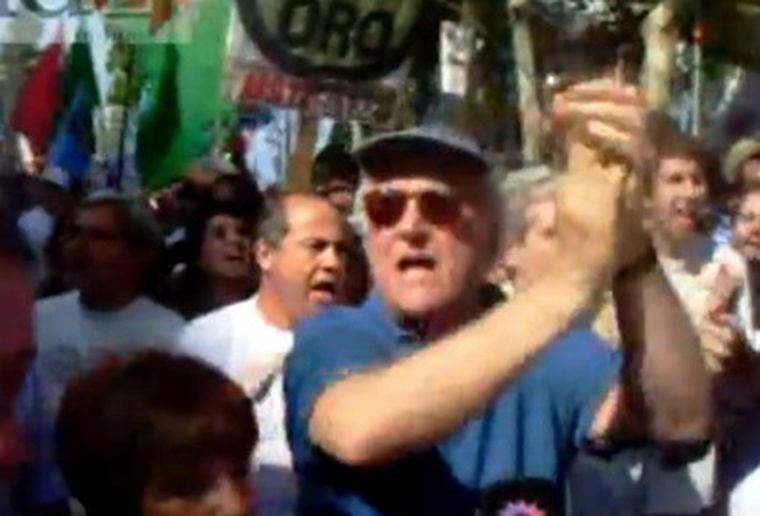 Pino Solanas llegó a Mendoza para sumarse a la marcha. Foto: Video MDZ
