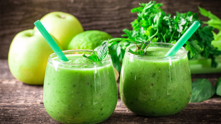 En verano, esta receta de jugo verde detox se elige mucho por su efecto refrescante e hidratante. En verano, esta receta de jugo verde detox se elige mucho por su efecto refrescante e hidratante.