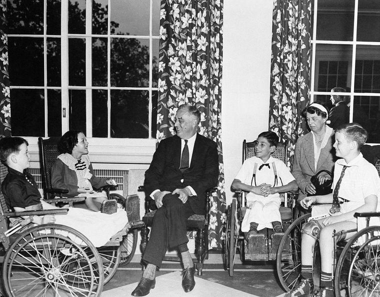 Víctima de la polio, el presidente Franklin Roosevelt se enfocó a buscar una cura a la enfermedad.