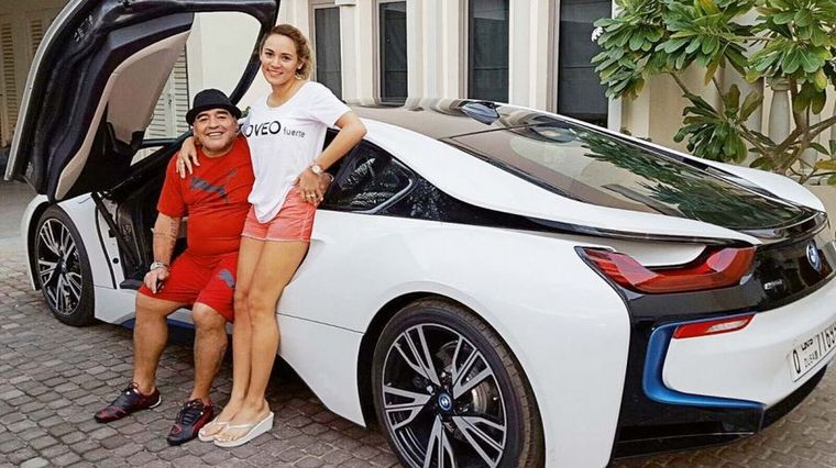 Maradona, con Rocío Oliva, junto al BMW i8 que quedó en Dubai