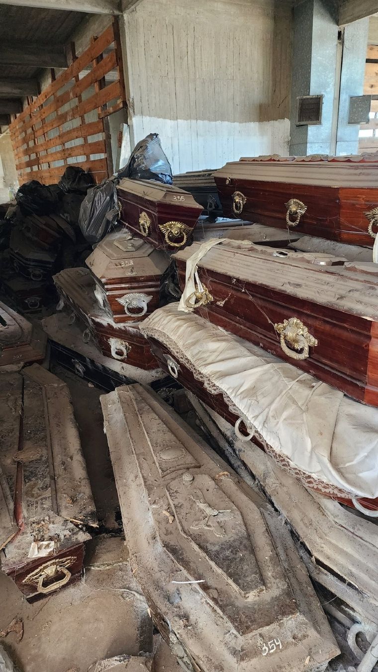 Cadáveres y ataúdes hallados en La Plata Foto: X @Belisario_M