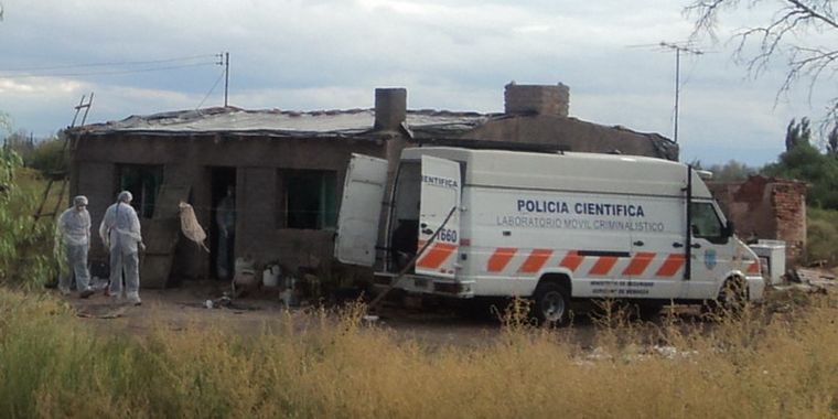 Instante en que policía científica revisaba el lugar del hecho.