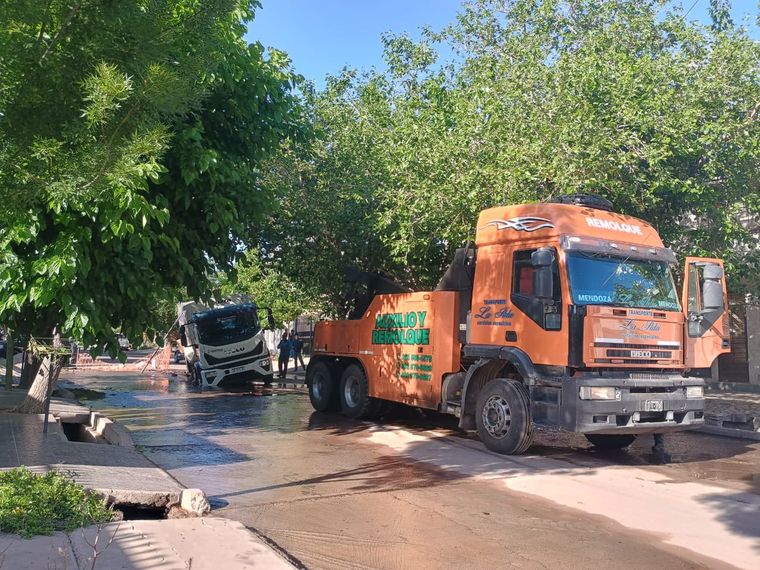 En la mañana de este martes, un camión grúa llegó para intentar retirar al camión municipal del socavón. En la mañana de este martes, un camión grúa llegó para intentar retirar al camión municipal del socavón. 