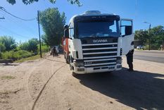 El motociclista terminó abajo del acoplado del camión y murió en el acto Foto: Ministerio de Seguridad de Mendoza El motociclista terminó abajo del acoplado del camión y murió en el acto Foto: Ministerio de Seguridad de Mendoza