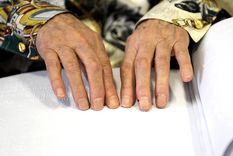 Una mujer leyendo la biblia en braille.