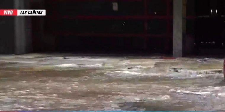 No paraba de salir agua de un caño en Las Cañitas y se inundó la zona. Foto: Captura América TV
