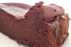 imperdible: prepara el mejor bizcocho de chocolate ¡sin harina y con 2 ingredientes!