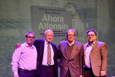 Carlos Campolongo, vocero del PJ en la campaña de Ítalo Luder en 1983, y el ex diputado nacional por la UCR, Marcelo Stubrin, junto a los autores del libro Ahora Alfonsín