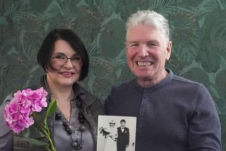 "No podemos vivir el uno sin el otro", dice Iryna después de 40 años de matrimonio. "No podemos vivir el uno sin el otro", dice Iryna después de 40 años de matrimonio.