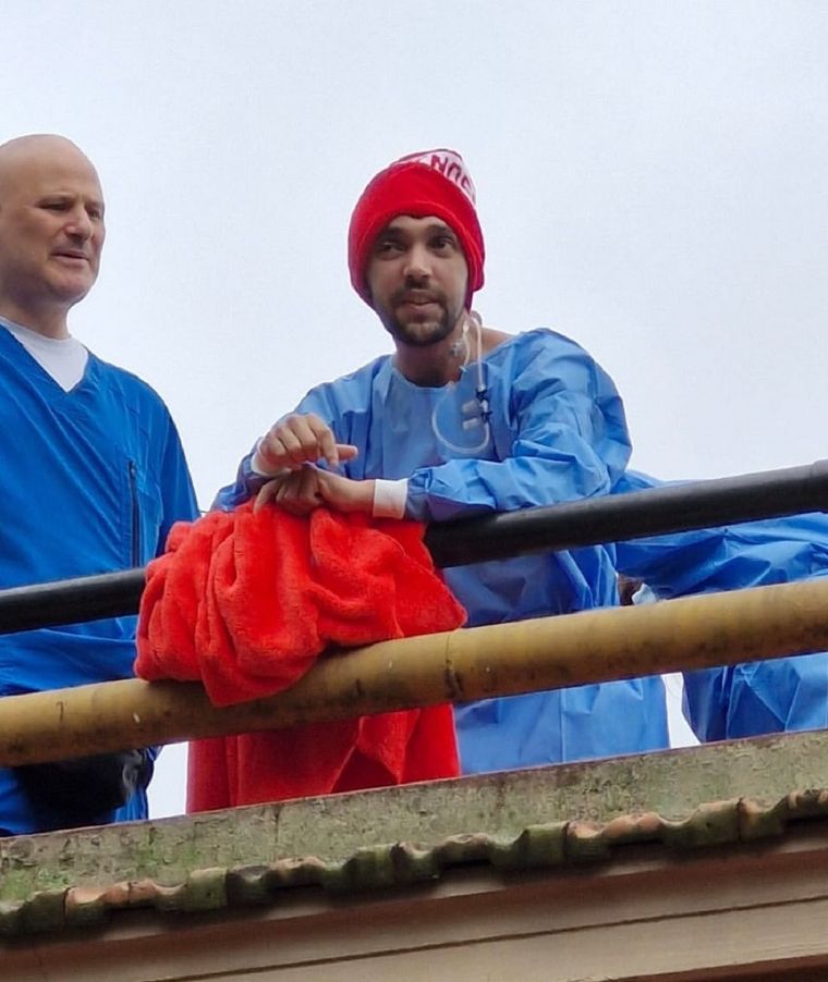 El reportero gráfico en la terraza del hospital Foto: Justicia por Pablo Grillo