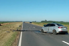 Dos personas muertas y otra herida fue el saldo de un choque frontal entre un auto y una camioneta en la ruta provincial 90, entre las localidades de Alcorta y Carreras, en la zona sur de la provincia de Santa Fe. Foto: Aire Libre Acebal