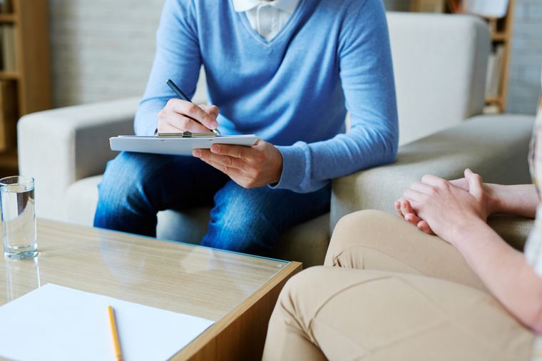 Terapia El paciente debe recibir apoyo profesional para enfrentar el estrés del diagnósico y tratamientos. Foto: Shutterstock