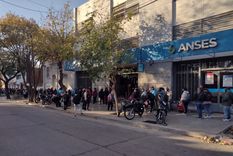largas filas en las oficinas de anses en el ultimo dia para inscribirse en el bono de $18.000