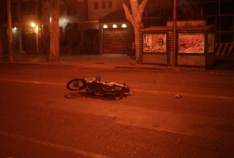 El conductor y la moto derraparon unos 40 metros. Foto: MDZ