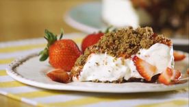 Cheesecake invertido con frutos rojos.