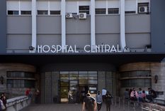 La víctima se encuentra internada en terapia intensiva en el Hospital Central. Foto: ALF PONCE MERCADO / MDZ