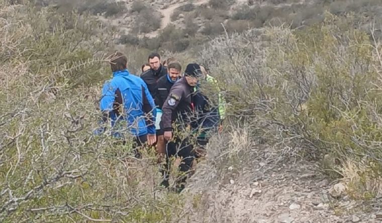 Preventores y deportistas colaboraron en el rescate de la mujer que se fracturó mientras corría por el Cerro Llorón