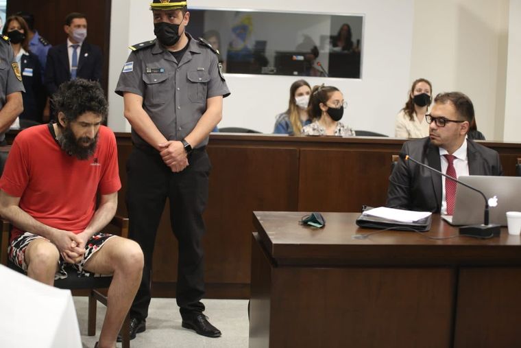 El acusado, un policía y Maximiliano Legrand, uno de sus abogados defensores.