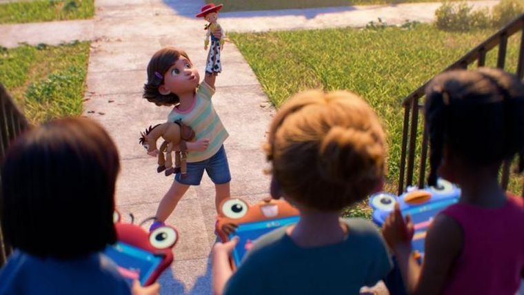 La película muestra cómo los niños se interesan cada vez más por la tecnología en lugar de por sus juguetes tradicionales.