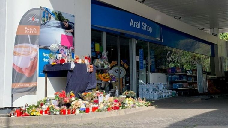 Los ciudadanos han colocado flores en la estación de gasolina donde ocurrió el asesinato. Foto: REUTERS