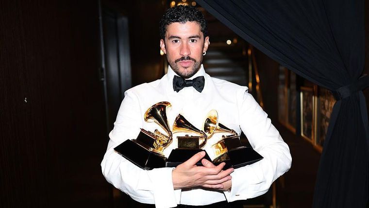 Bad Bunny es el primer artista en ganar un Grammy a Mejor Álbum del Año por un disco en español.