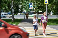 La multa podría llegar hasta 192.000 pesos por cruzar la calle usando el celular.