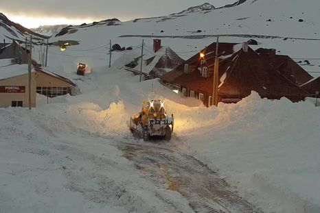 Las máquinas continúan removiendo la gran acumulación de nieve en alta montaña mientras el pronóstico anticipa un nuevo frente de mal tiempo. Las máquinas continúan removiendo la gran acumulación de nieve en alta montaña mientras el pronóstico anticipa un nuevo frente de mal tiempo.
