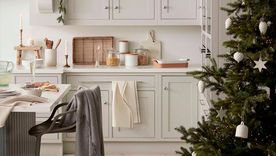 Estos toques finales garantizarán que todo lo que tenga que hacer cuando lleguen los invitados sea socializar.(Crédito de la imagen: Layered Lounge) Estos toques finales garantizarán que todo lo que tenga que hacer cuando lleguen los invitados sea socializar.(Crédito de la imagen: Layered Lounge)