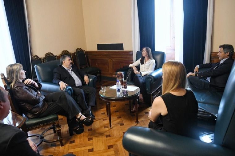 Victoria Villarruel junto a Anabel Fernández Sagasti, Juliana di Tullio, José Mayans y Guillermo Montenegro Foto: Prensa Senado