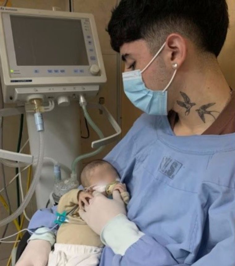 Giovanni, el bebe que estaría infectado con el fentanilo contaminado, en los brazos de su padre momentos después de nacer. Giovanni, el bebe que estaría infectado con el fentanilo contaminado, en los brazos de su padre momentos después de nacer.