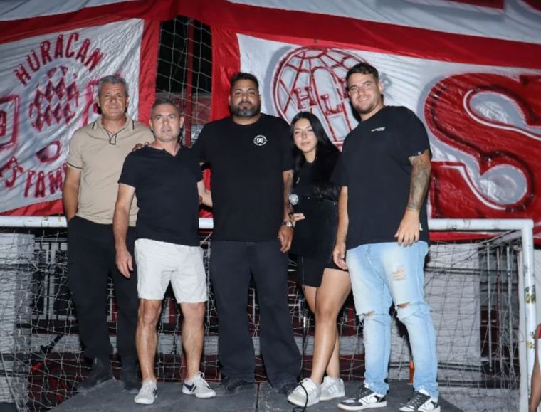 Toti Arias junto con Alejandro de la Riba y dirigentes del club, durante los festejos por un nuevo aniversario. Toti Arias junto con Alejandro de la Riba y dirigentes del club, durante los festejos por un nuevo aniversario.