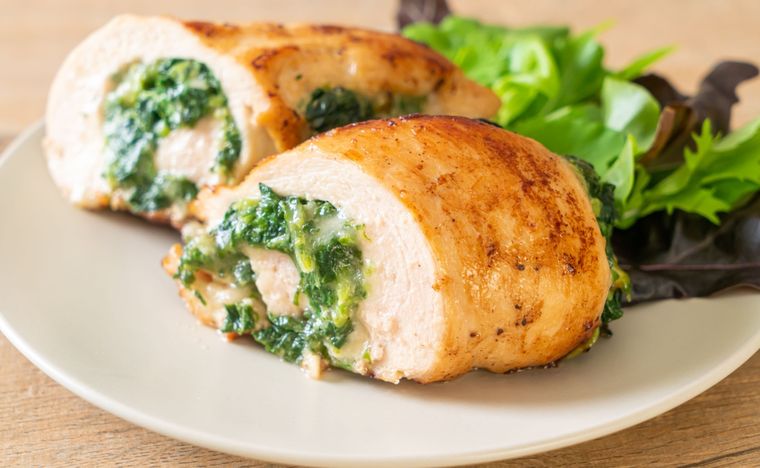Pechugas de pollo rellenas con espinaca Una receta simple y deliciosa para hacer en minutos Foto: Shutterstock