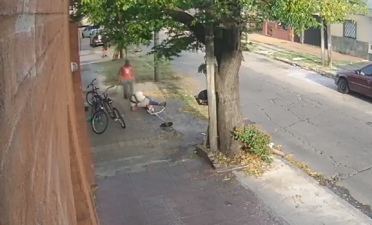 El jardinero tras ser baleado Foto: Captura de video