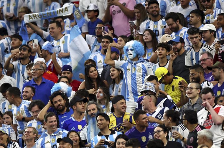 Los hinchas argentinos alentando. Foto: EFE