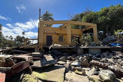 MDZol | Casa abandonada detrás de la vivienda de Janet, en Villa Cristiana, Loíza, Puerto Rico. Foto: RONALD ÁVILA-CLAUDIO