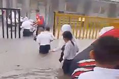 Debido a las inundaciones, debieron evacuar algunas escuelas en Malasia. Foto: Captura de video