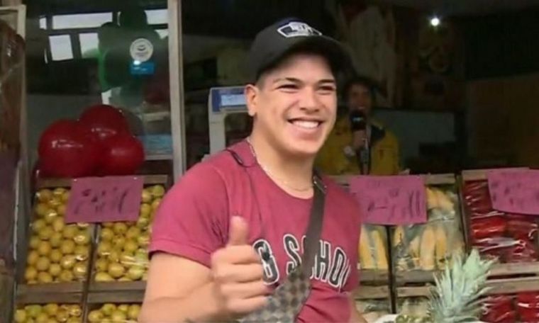Thiago abrió su verdulería y es un todo un éxito Una de las ofertas causó furor en los clientes Foto: Captura de TV