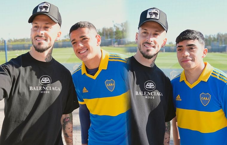 Boca Los juveniles de Boca reeditaron viejas fotos con su ídolo.