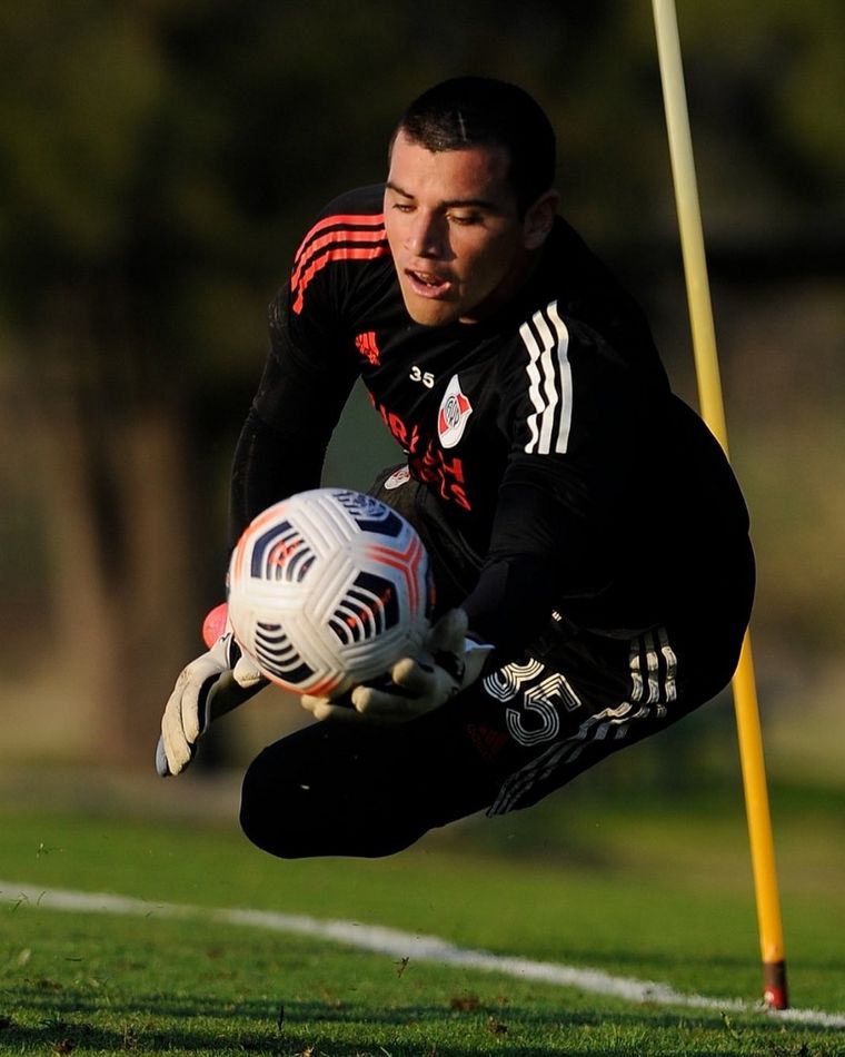 El arquero firmó su primer contrato profesional en este año. Foto: Instagram @_leo.diaz