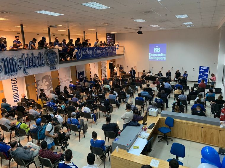 Un buen número de socios acompañó la presentación Foto: Ariel Fernández/MDZ