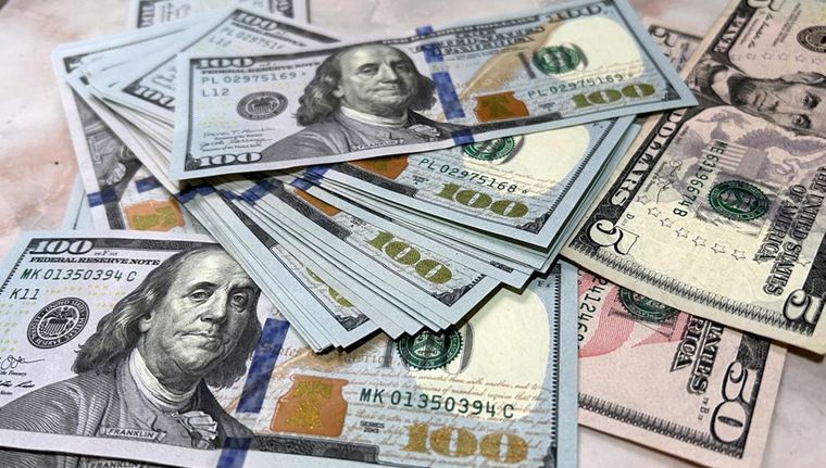 Se van más dólares que los que entran Foto: ALF PONCE MERCADO / MDZ