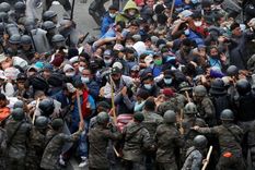 Las fuerzas de seguridad de Guatemala se enfrentaron a los integrantes de la multitudinaria caravana que intenta llegar a Estados Unidos.