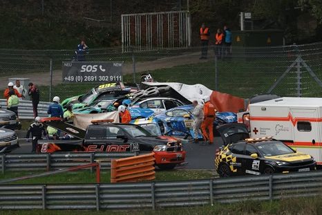 Falleció un piloto en las 24 horas de Nürburgring tras un brutal accidente que involucró siete autos. Falleció un piloto en las 24 horas de Nürburgring tras un brutal accidente que involucró siete autos.