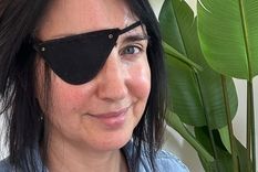 Lucy Owen con un parche en el ojo.