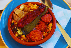 La receta de migas tiene orígenes pastoriles y se preparaba como una forma de aprovechar el pan duro en los largos días de trabajo en el campo.