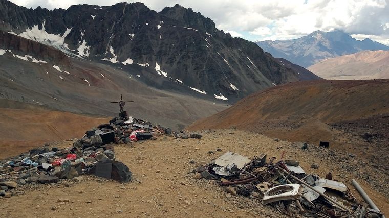 El Memorial y, bien al fondo, el cerro Sosneado. Foto: Ulises Naranjo