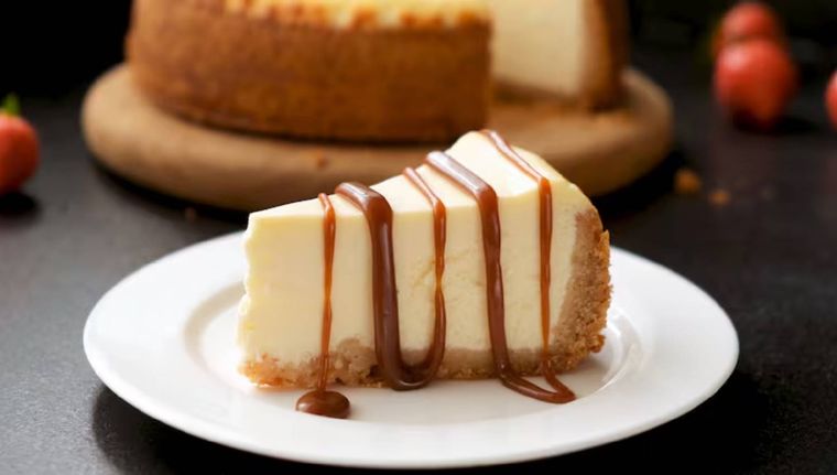 Cómo hacer un cheesecake con salsa de dulce de leche (Shutterstock).